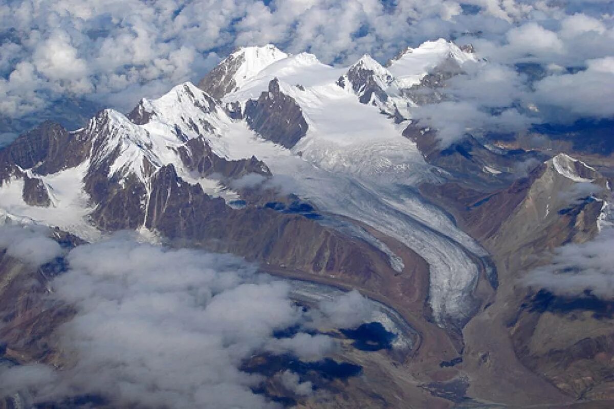 В горах кордильеры случаются землетрясения. Ледники Гималаев. Горы Гималаи. Ледник Ронгбук. Горный ледник Гималаи.