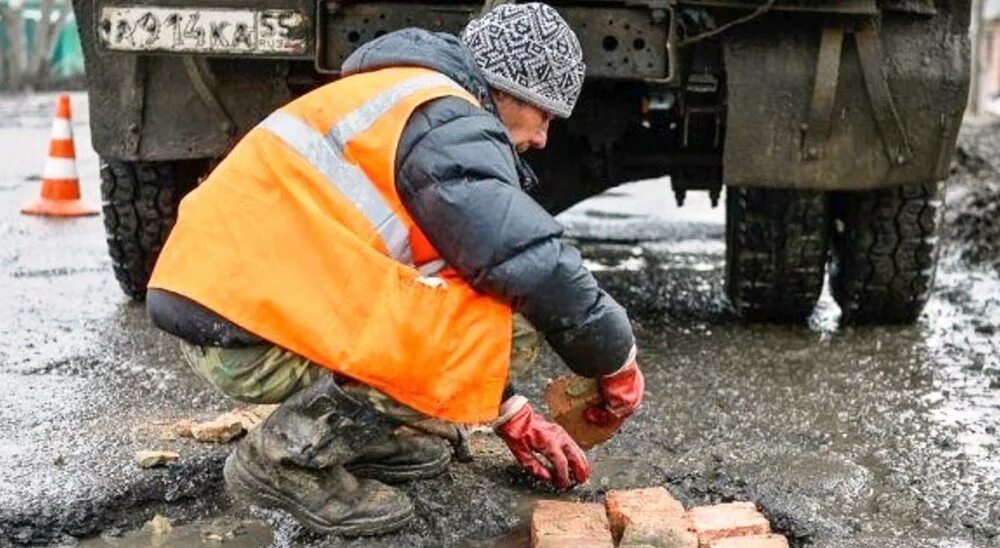 Как в того делают дороги. Смешные дорожники. Кладут асфальт. Таджики укладывают асфальт. Дорожный рабочий.