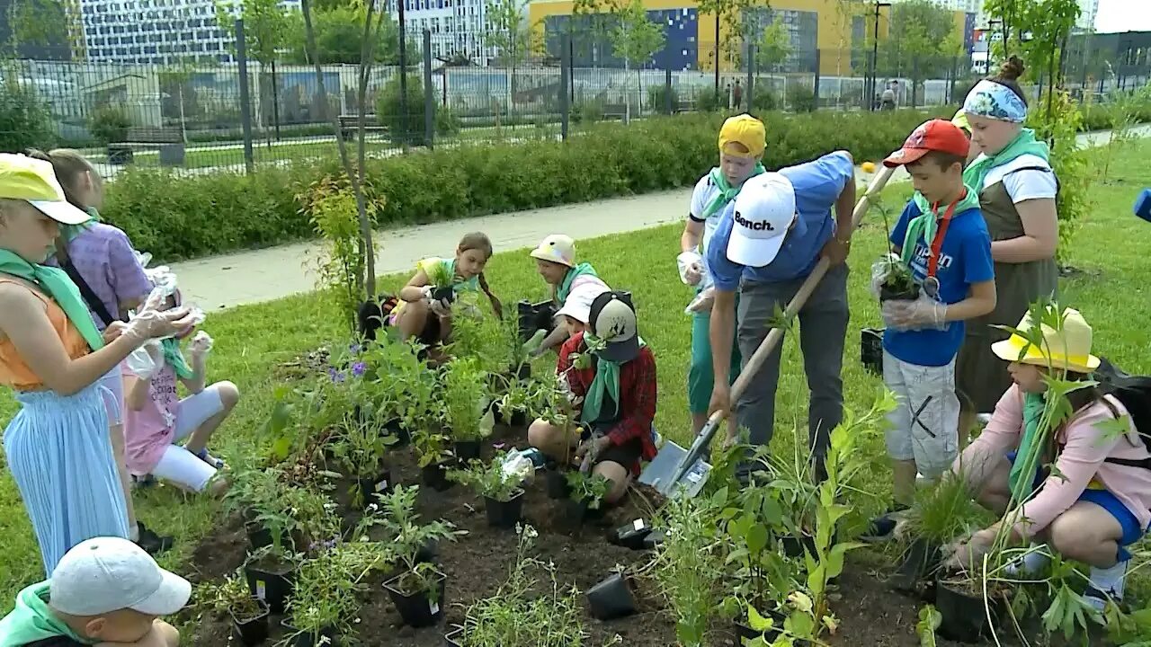 Школа 34 мытищи. Лицей 34 Мытищи. Юный эколог. Участники мастер класса сажают растения. Природа юного Подмосковья.