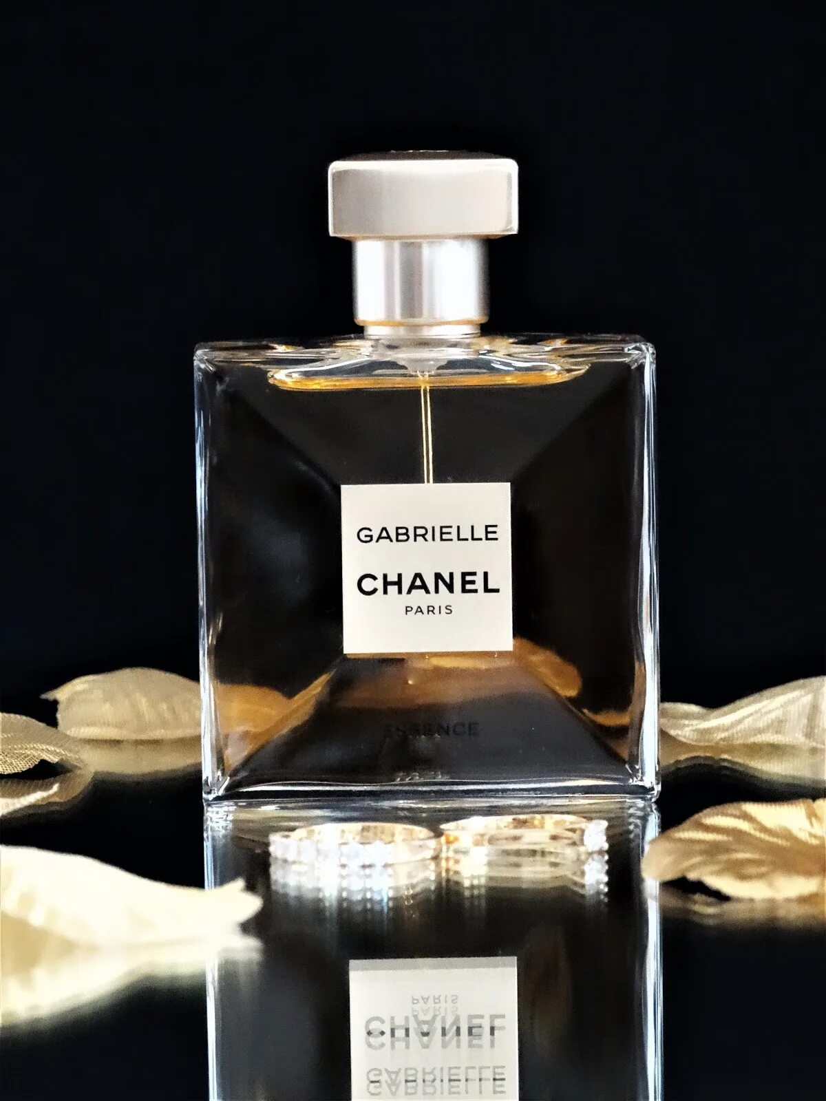 Essence chanel. Духи Gabrielle Chanel Paris. Шанель Габриэль Эссенс. Шанель Gabrielle EDP. Chanel Gabrielle 100 мл.