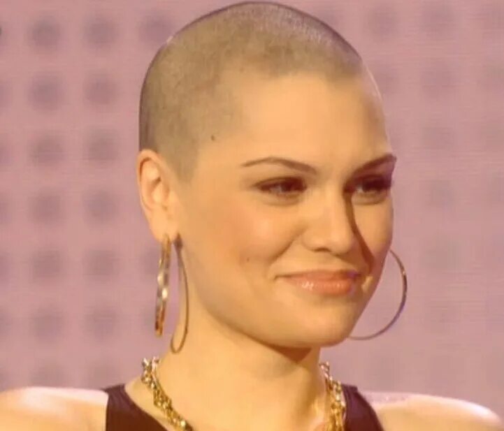 Лысая певица как зовут. Jessie j лысая. сюзанна 2025 певица лысая. слава 2007 певица лысая. джесси джей подстриглась налысо.
