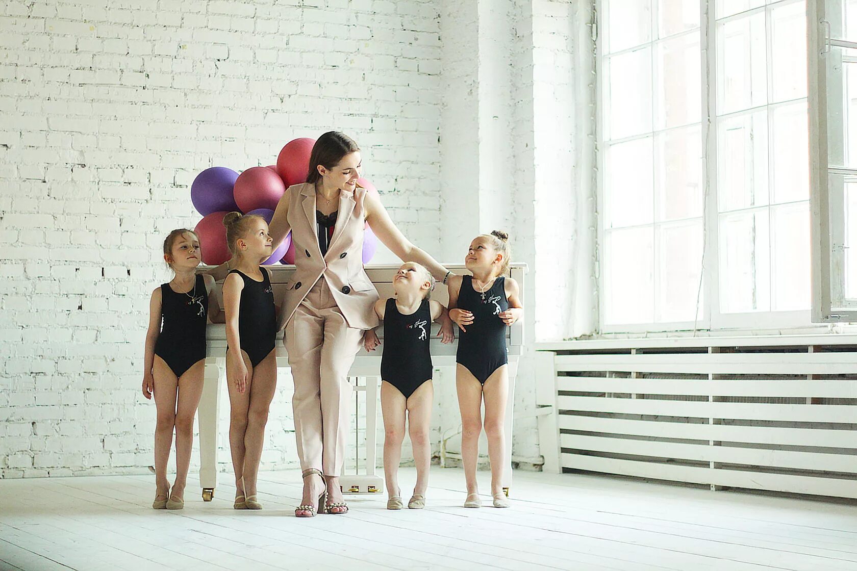 гимнастки в студии. девочка танцует. танцы для девочек. гимнастка в прыжке. гибкие танцовщицы.