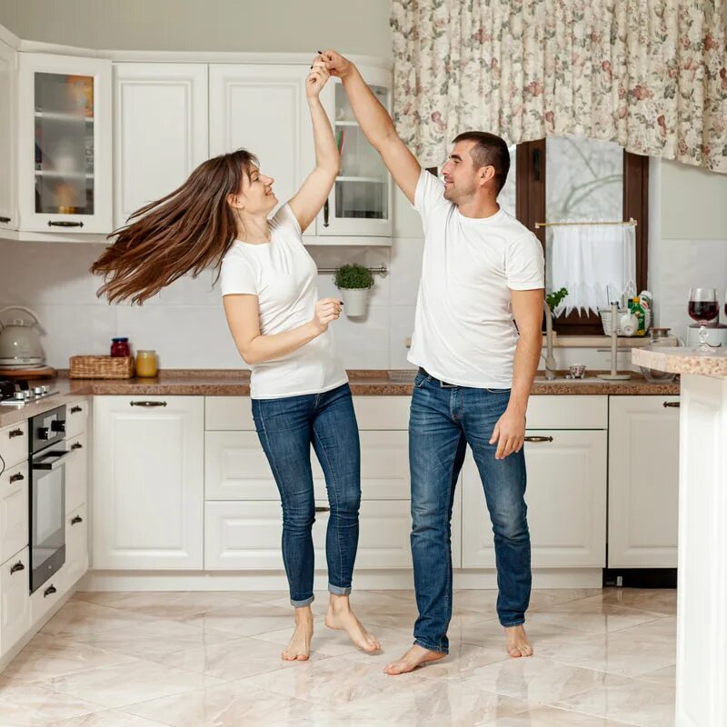 Пара танцует на кухне. Семья на кухне. Пара танцует дома. Девушка в квартире. Как подарить квартиру супруге