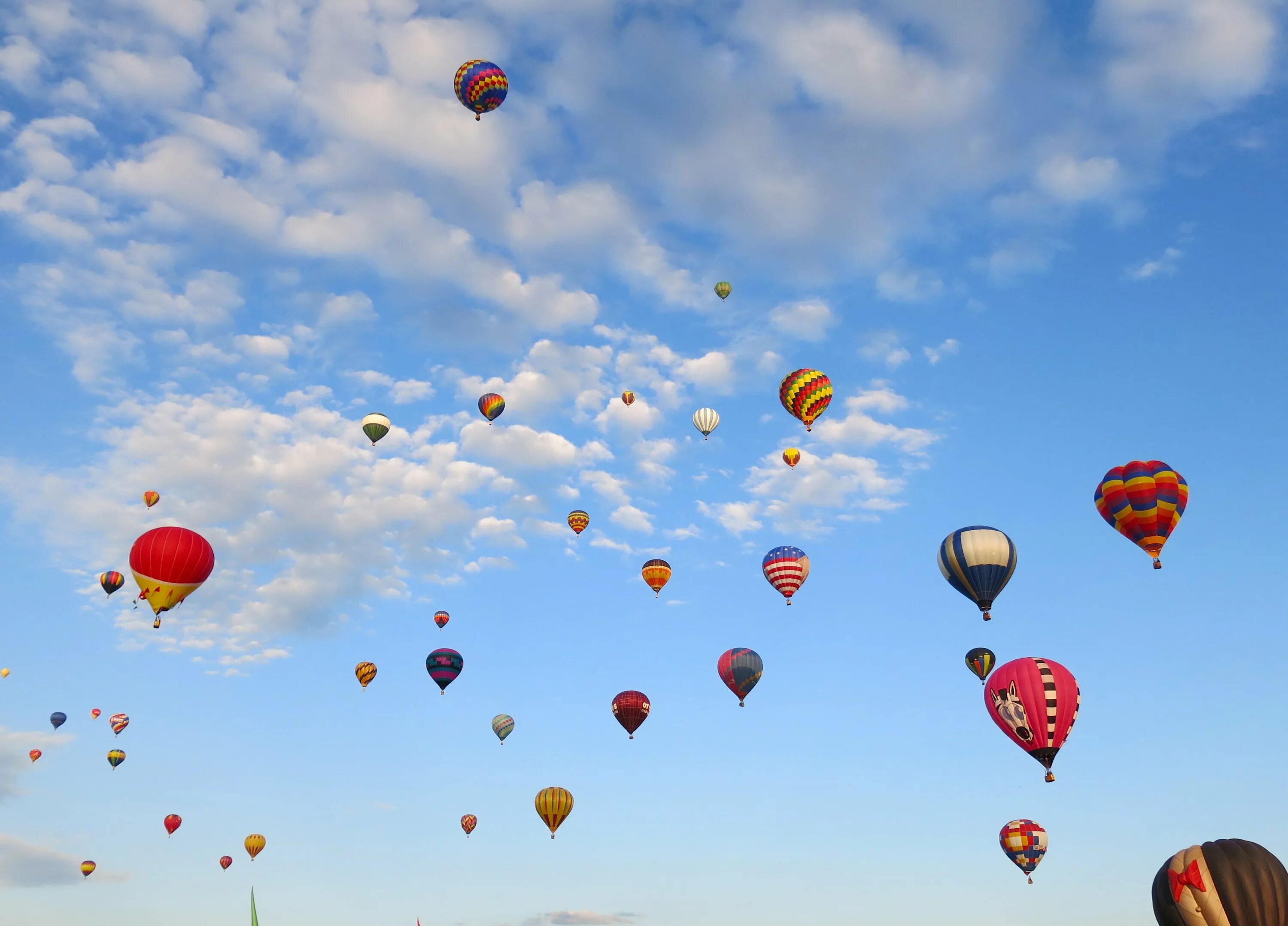 Flying balloon. Воздушные шары в небе. Шарики в небе. Летающие шары в небе. Воздушный шарик.