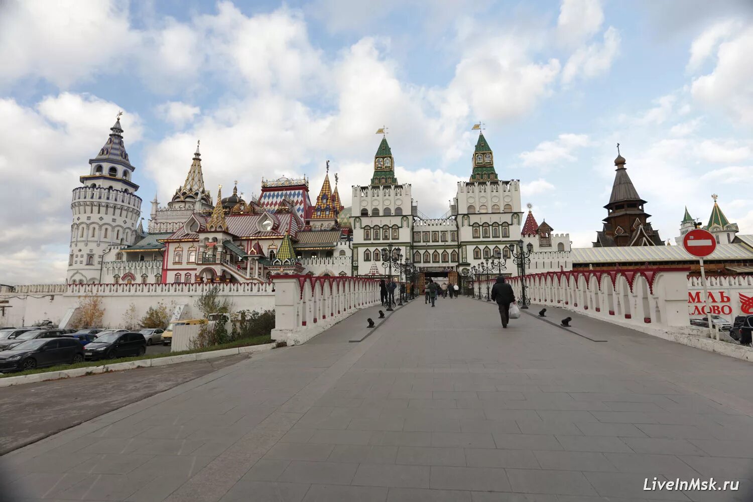 Измайловский кремль измайловский парк. Измайлово красная площадь метро. Измайловский кремль вернисаж. Измайлово красная площадь метро. Измайлово красная площадь метро.