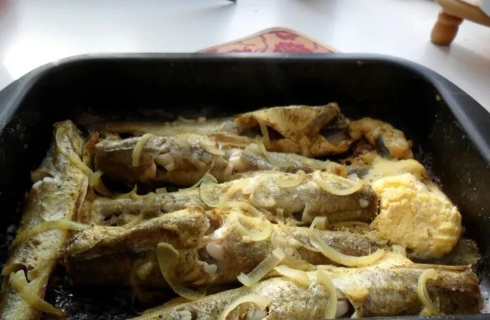 Навага рыба филе. Навага жареная на сковороде. Навага в духовке. Как приготовить навагу вкусно на сковороде. Навага жареная на сковороде.