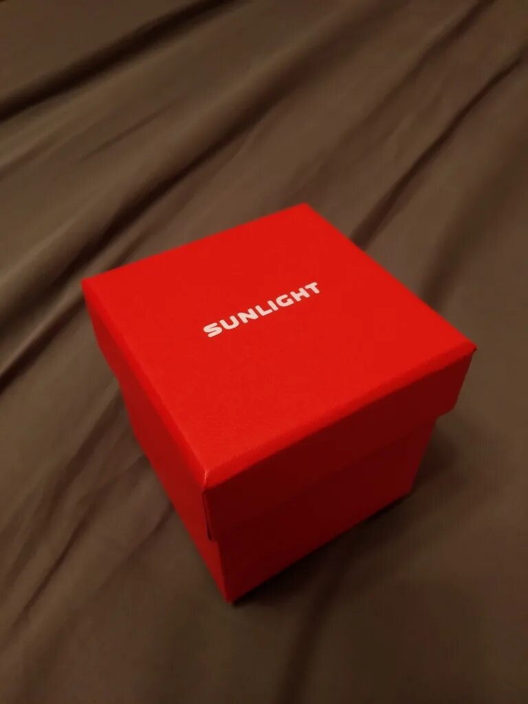 Украшения в красной коробке. Коробочка Санлайт красная. Санлайт коробочки для украшений. Подарочная коробка Санлайт. Красная коробочка для кольца Санлайт.