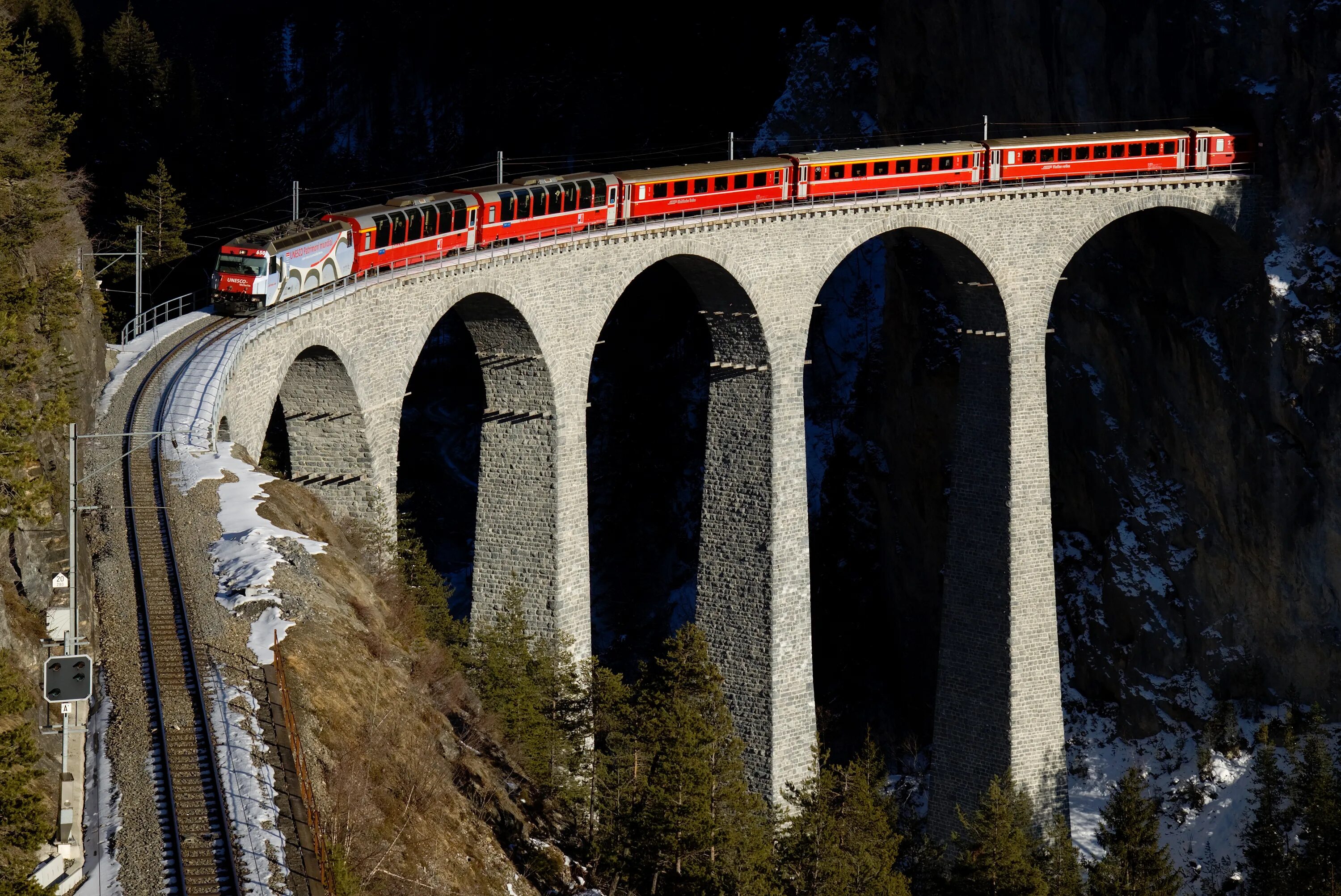 Мост с железной дорогой. Акведук лангвассе Швецария. Виадук Ландвассер Граубюнден. Акведук Швейцария железная дорога. Железнодорожный мост виадук Ландвассер.