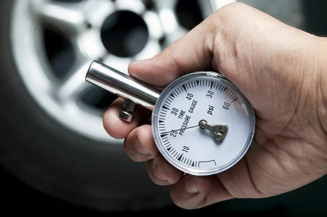 Измерение давления в шинах автомобиля. Давление в шинах. Давление воздуха в шинах. Колеса низкого давления. Проверьте давление в шинах.