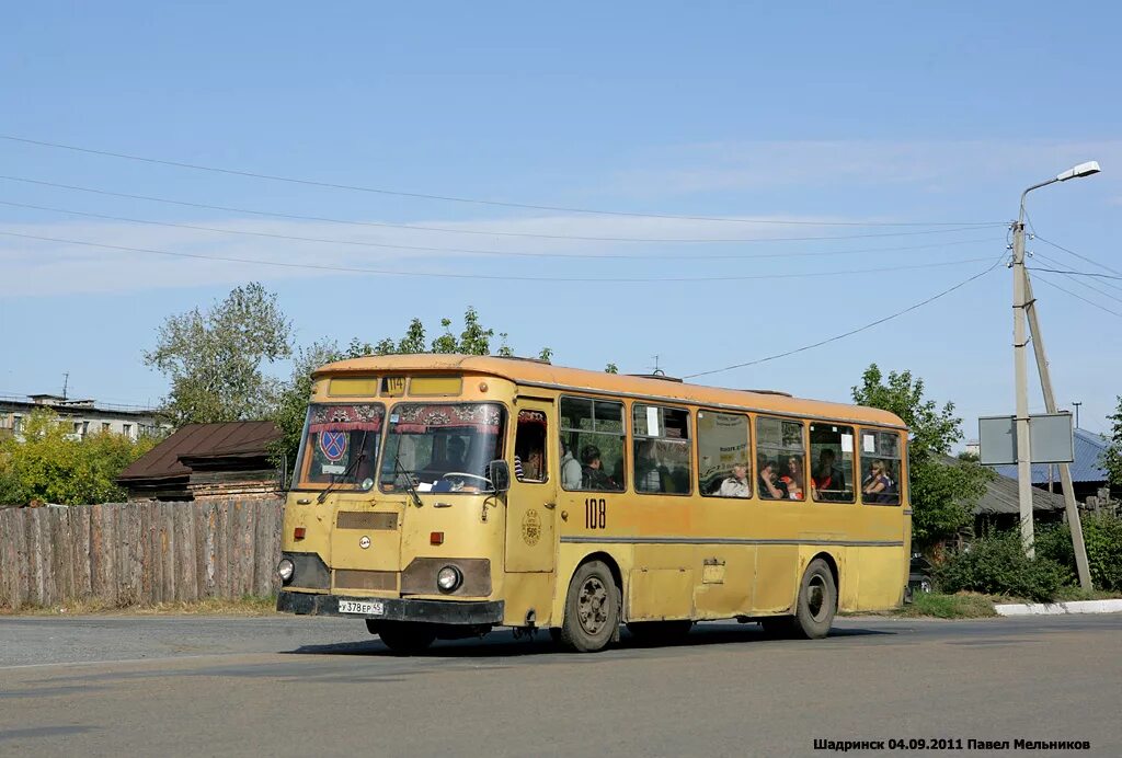 Автобус 108 казань. ЛИАЗ 677 Шадринск. Шадринск ул Свердлова 74. Город Шадринск улица Свердлова 74. Автобус Шадринск.