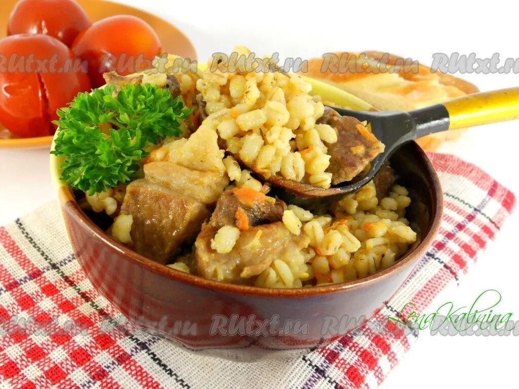 Каша с мясом в мультиварке рецепты. Перловка с мясом в мультиварке. перловая каша с мясом в мультиварке. блюда из перловки с мясом в мультиварке. перловка с тушенкой фото.