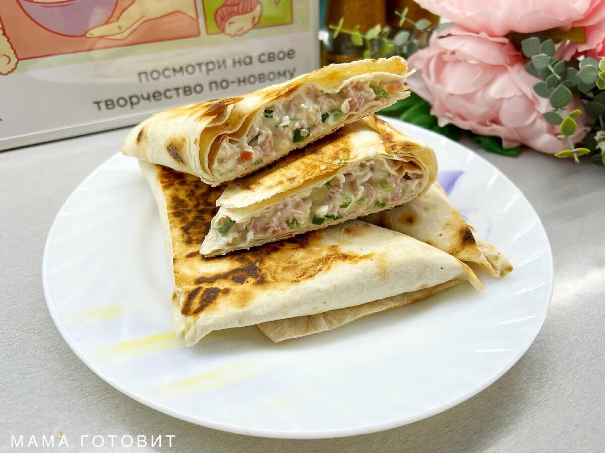 Быстрый и вкусный завтрак из лаваша с яйцом и помидорами на сухой сковороде. Рец