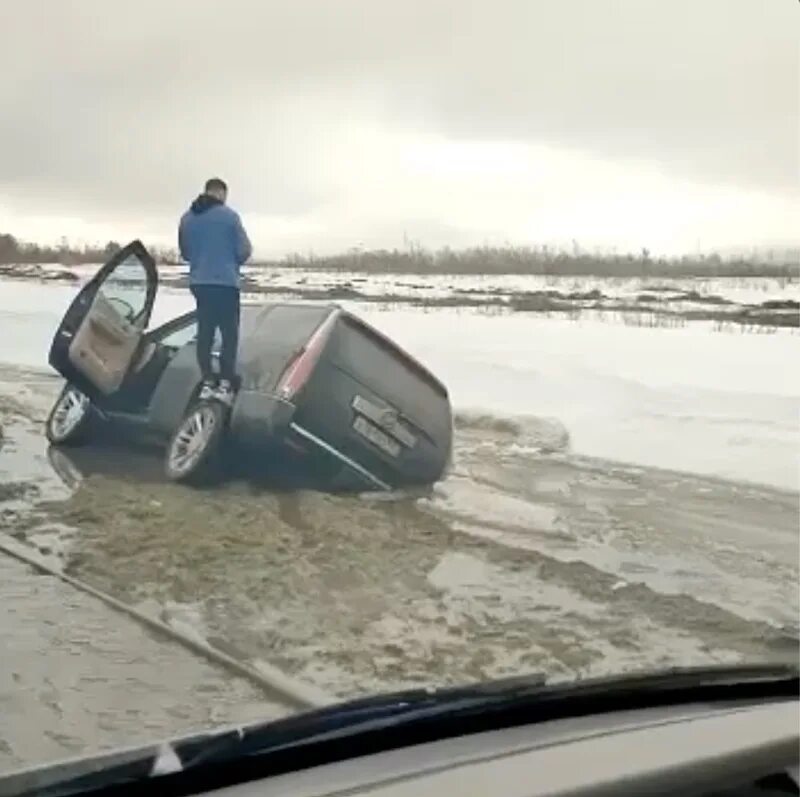 Почти утонул. Затонувшие автомобили. Автомобиль провалился. Машина утонула в луже в Москве.