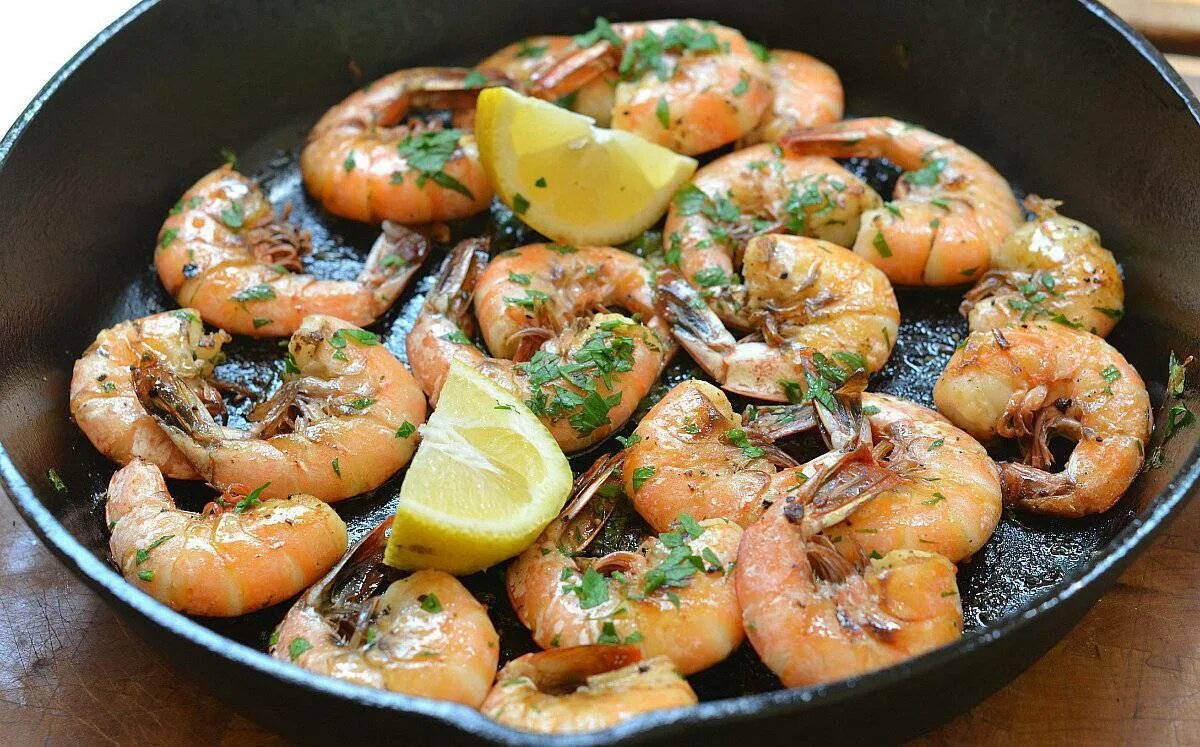 креветки на сковороде. креветки жареные на сковороде. креветки жареные на сковороде. жареные креветки в панировке. запеченные креветки в маринаде.