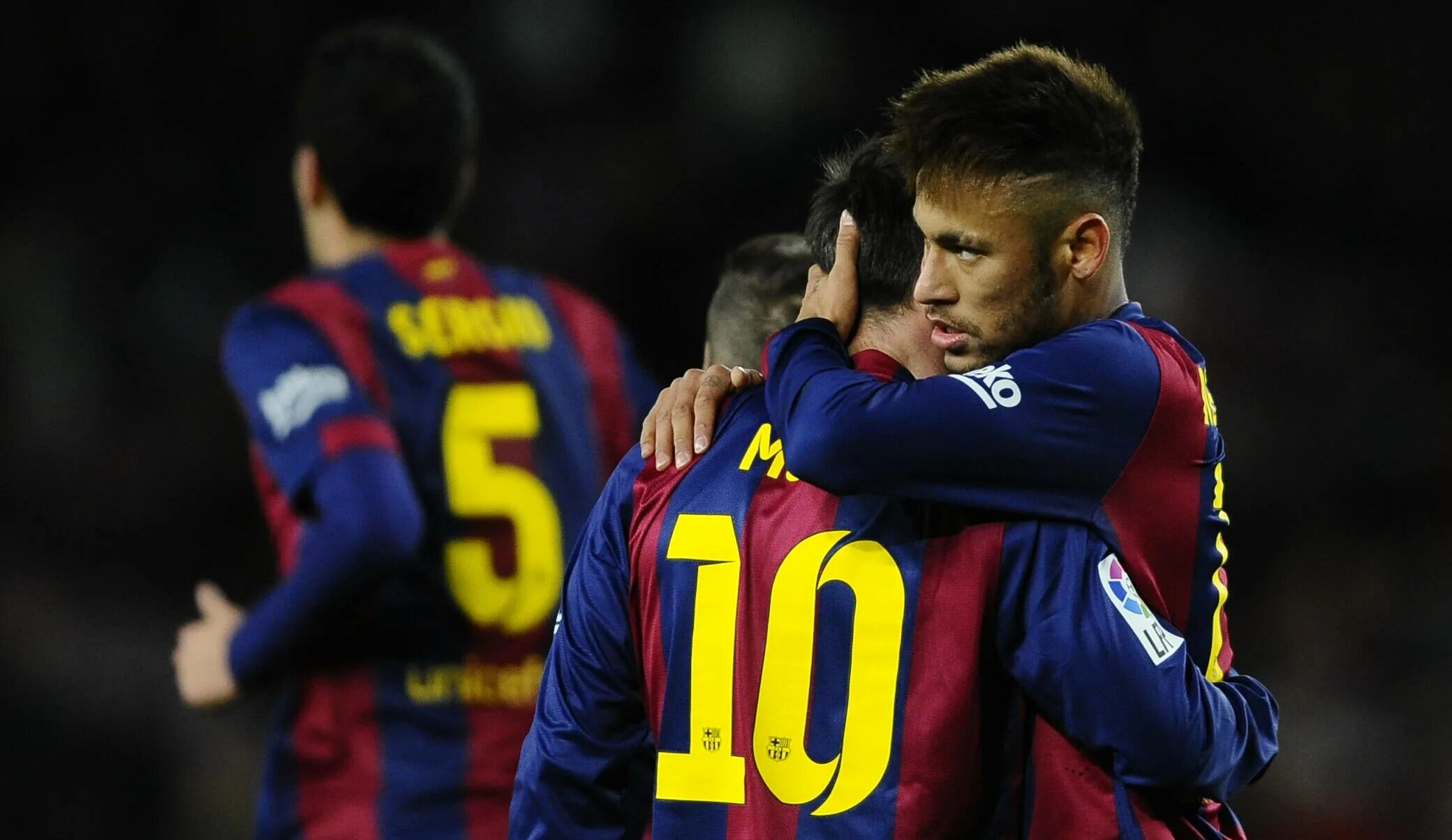 Неймар с желтыми волосами. Neymar жена. А потом ей начал нравится неймар. Месси и неймар обнимаются. Месси паредес неймар.