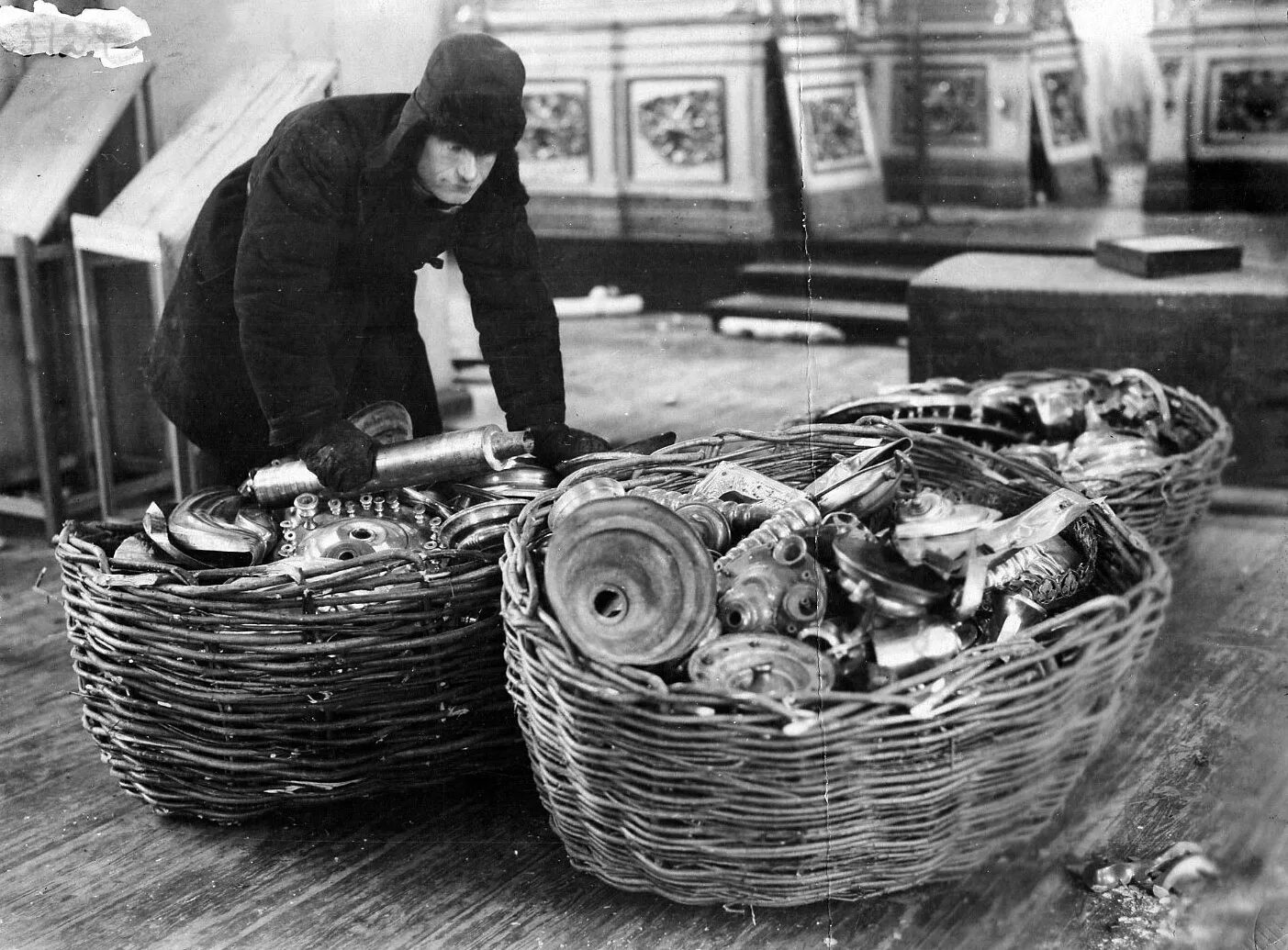 Конфискация предприятий. 1922 год изъятие церковных ценностей. конфискация церковных ценностей 1922. компания по изъятию церковных ценностей 1922.