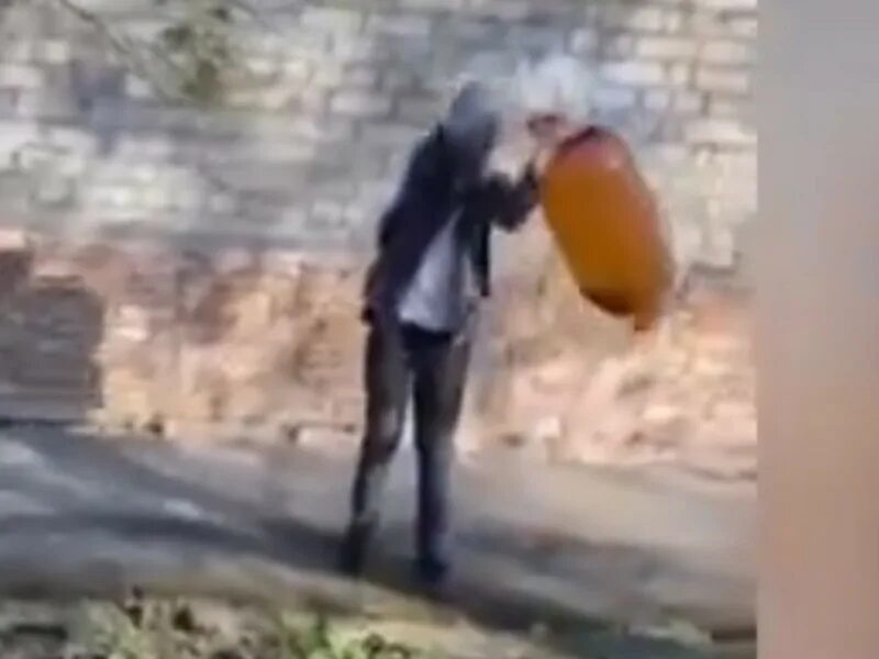 Лицо мальчика после взрыва кеги. Лицо мальчика после взрыва кеги