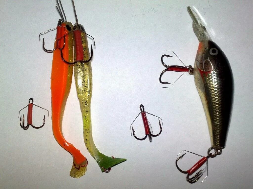 Блесны на судака на финском заливе. Кембрик на тройник блесны. Рыболовный тройник на судака. Мушки на тройниках для хариуса. Сухая нахлыстовая мушка овод.