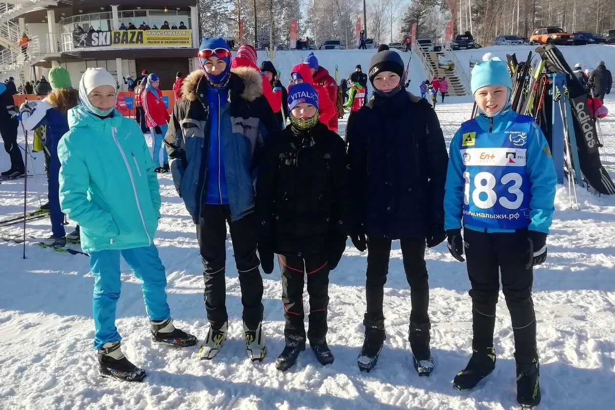 секция по лыжам для детей. спортивная секция лыжи. лыжная секция. лыжные соревнования. лыжная секция для детей биатлон.