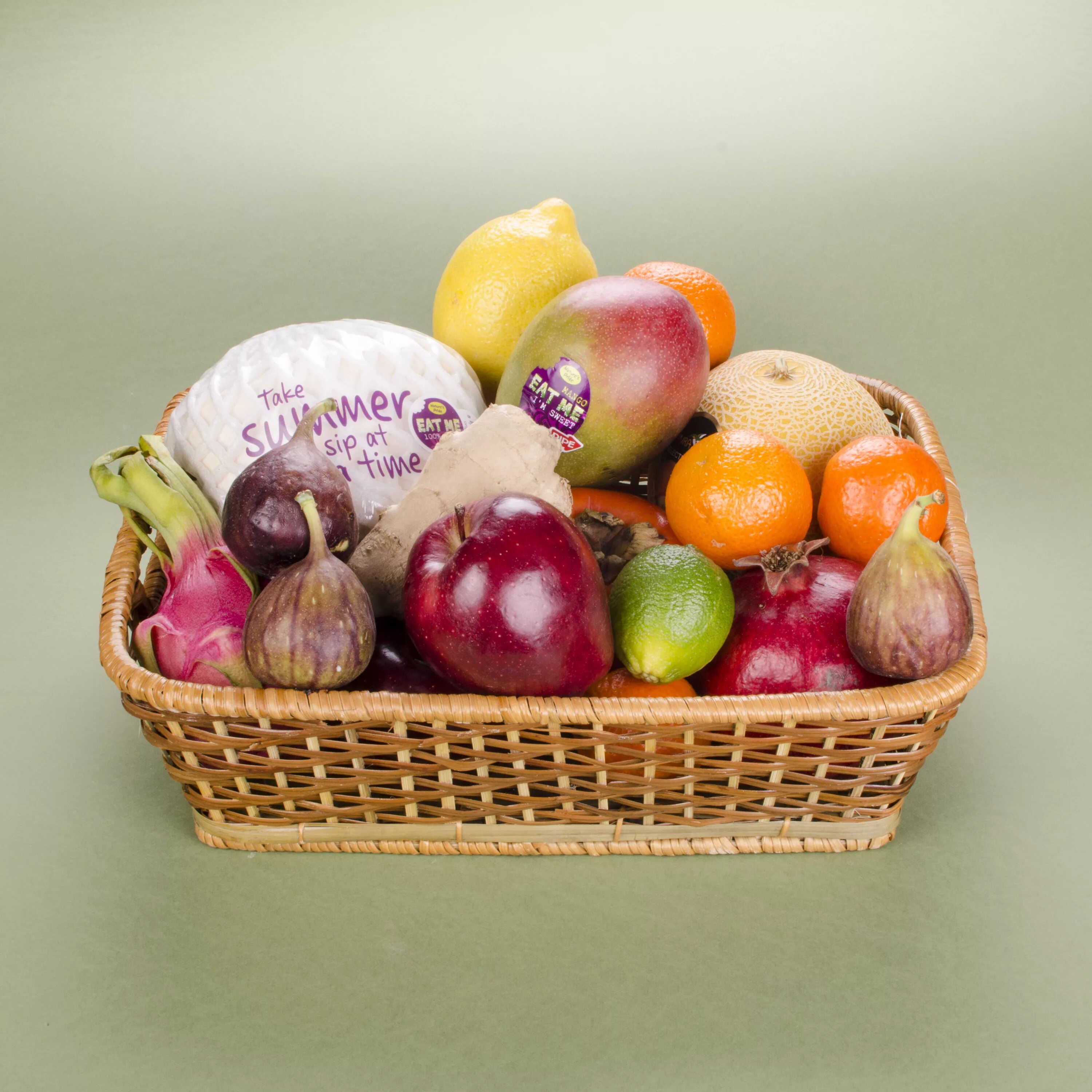 как подарить фрукты оригинально. фруктовая продуктовая корзина. красивые коробки с фруктами. как подарить фрукты оригинально. коробка экзотических фруктов.