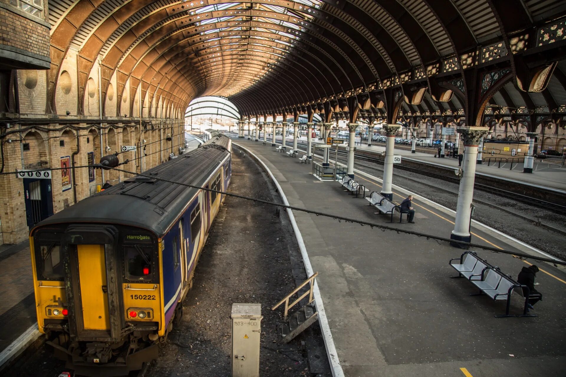 Вокзал Railway Station. Поезд на станции. Современный вокзал.