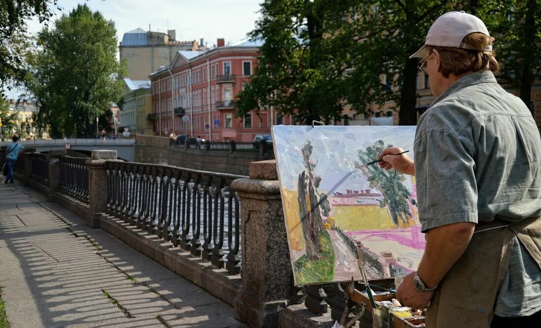 Город натура. Пленэр Питер. Художница Аня Михайлова пленер Петергофе. Художник рисует на улице. Художники на пленэре в городе.