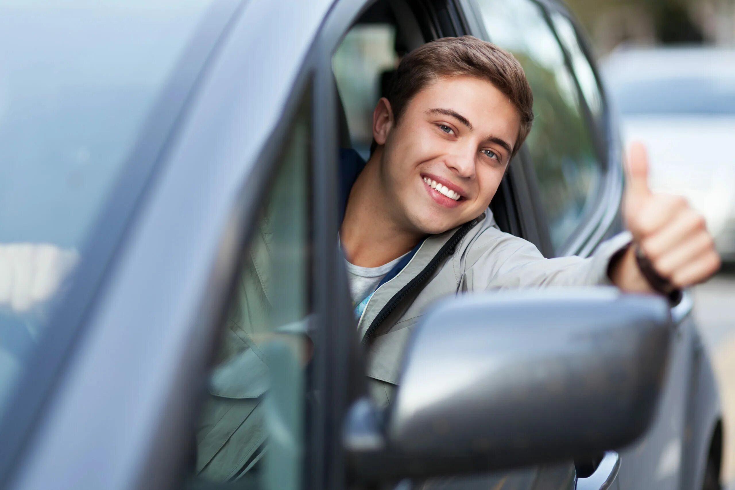 Driven student. Молодой парень за рулем. Довольный водитель. Студент за рулем. Счастливый мужчина за рулем.