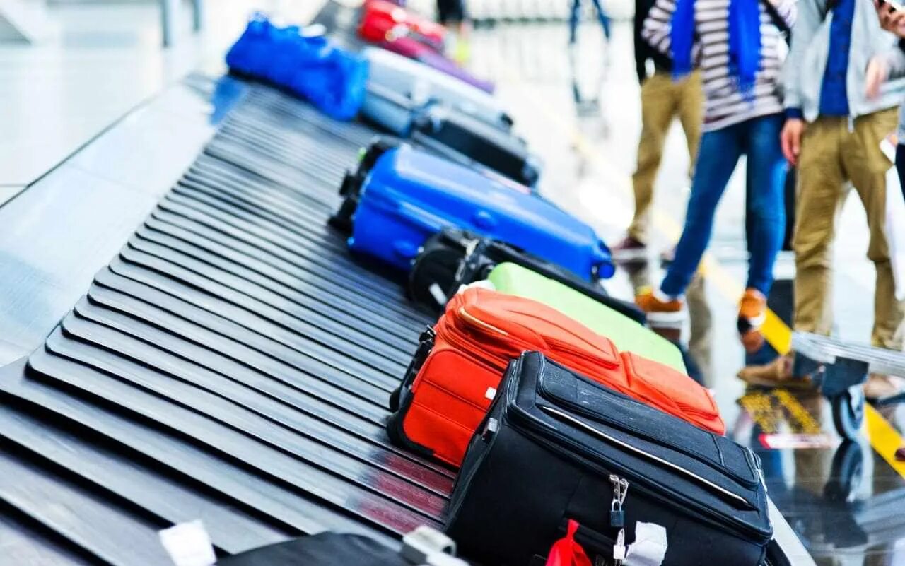 Где оставить чемодан. Чемодан в аэропорту. Багажная лента. Багажная лента в аэропорту. Чемоданы на ленте в аэропорту.