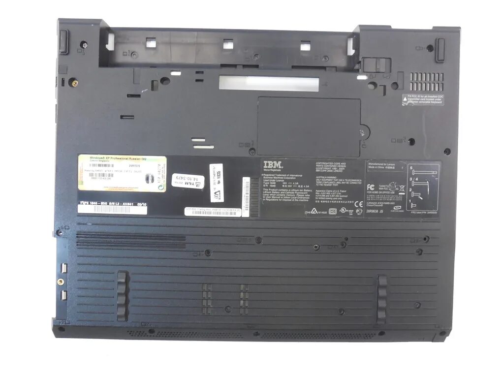 Ноутбук снизу. IBM THINKPAD r52. Нижняя крышка ноутбука. Нижняя часть ноутбука.