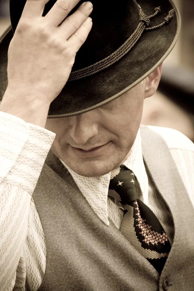 врач скорой помощи вектор. мужчина в шляпе. доктор не спеша снял шляпу. доктор не спеша снял шляпу. поклон со шляпой.