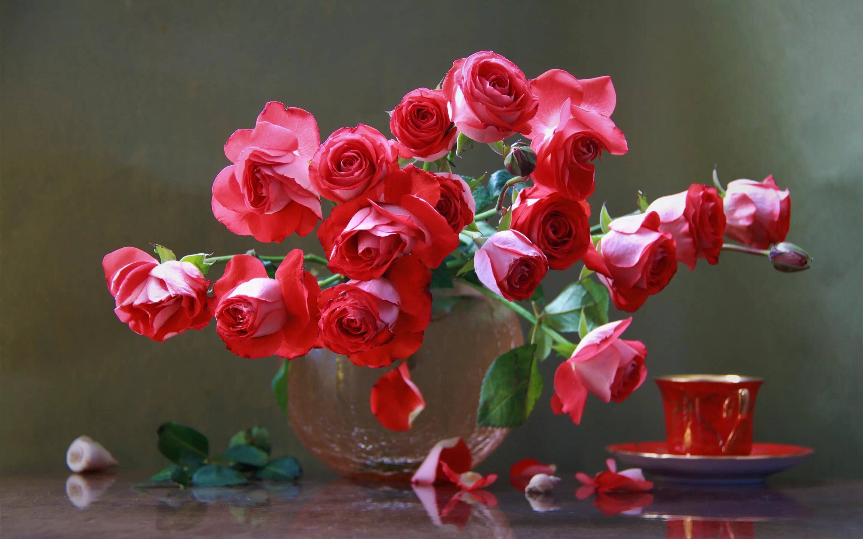Шикарные цветы в вазе. Розы в вазе. Цветочки в вазе. Натюрморт: цветы.