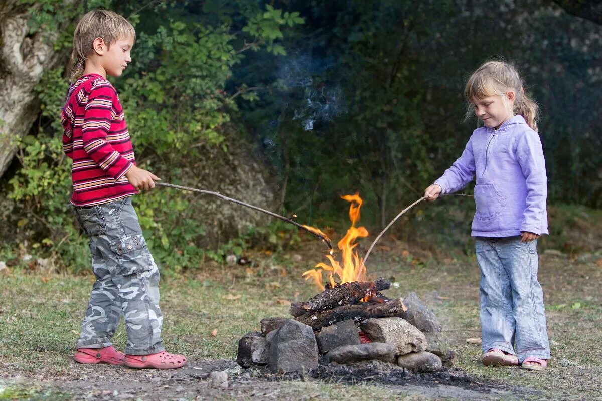 Fire child. Дети играющие с огнем. Огонь для детей. Шалости детей с огнем в лесу. Костер в игре.