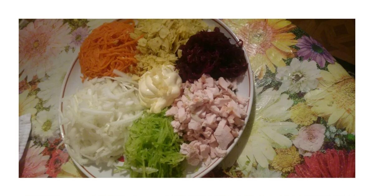Салат цветик семицветик. Семицветик рецепт. Цветик семицветик салат с мясом. Семицветик рецепт. Салат светофор с чипсами.