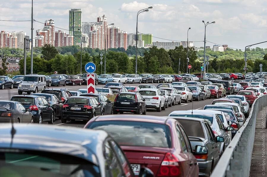 Из москвы на машине на 3 дня. Парк автомобилей. Машины на стоянке в Москве. Стоянки автомобилей в Москве. Парковки Москвы.