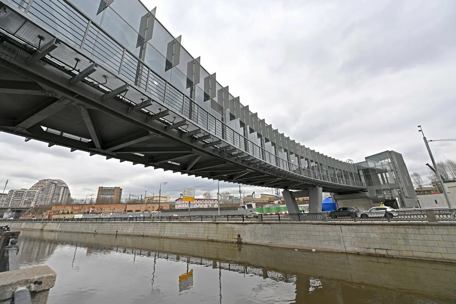 Открыли новый мост. Мост через реку Яуза Электрозаводская. Пешеходный мост Яуза. Gtit[jlysq VJCN Zepf vjcrdf. ТПУ Электрозаводская мост.