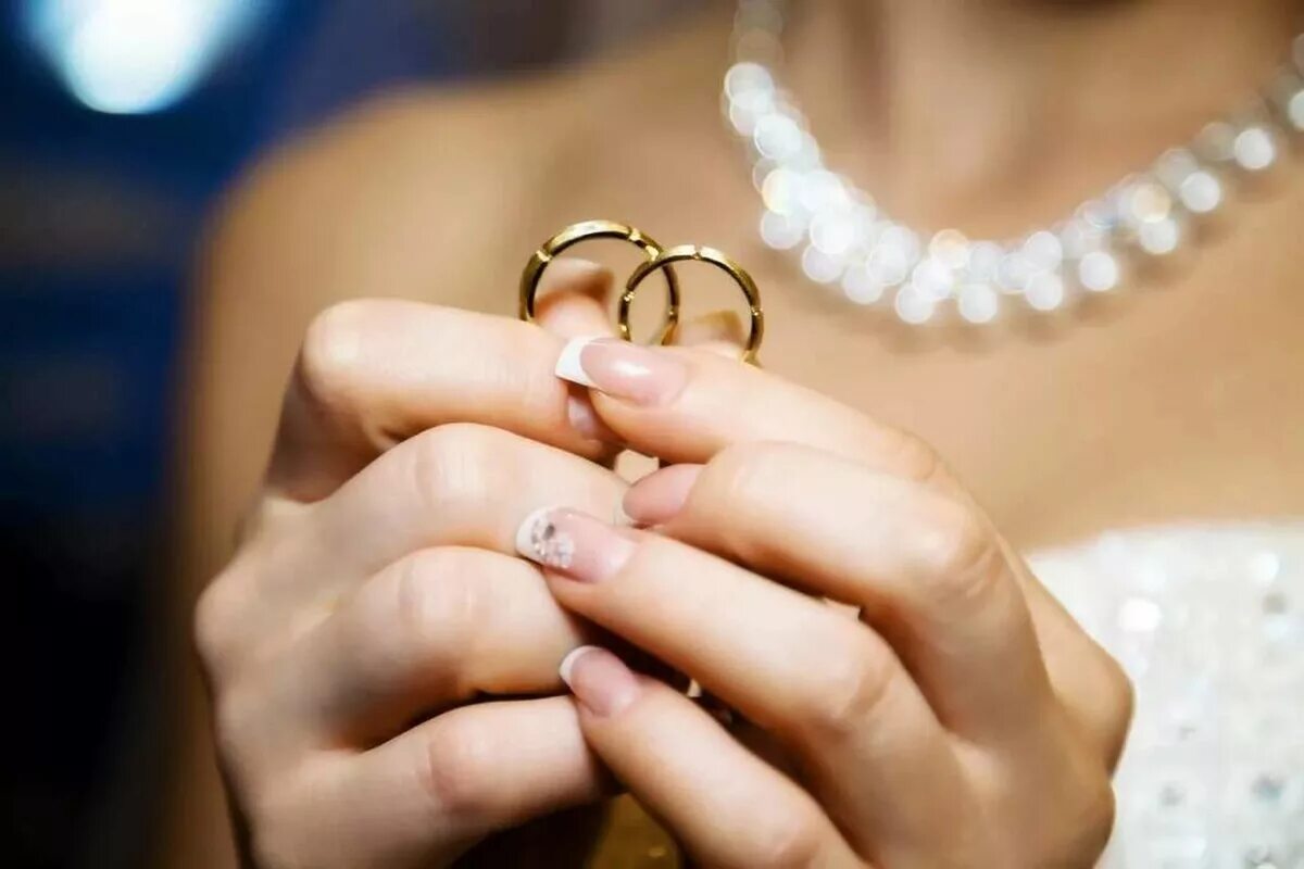 Красивое кольцо на палец. Свадебные кольца. Свадебные кольца на руках. Красивые обручальные кольца на руках. Свадебная фотосессия кольца.