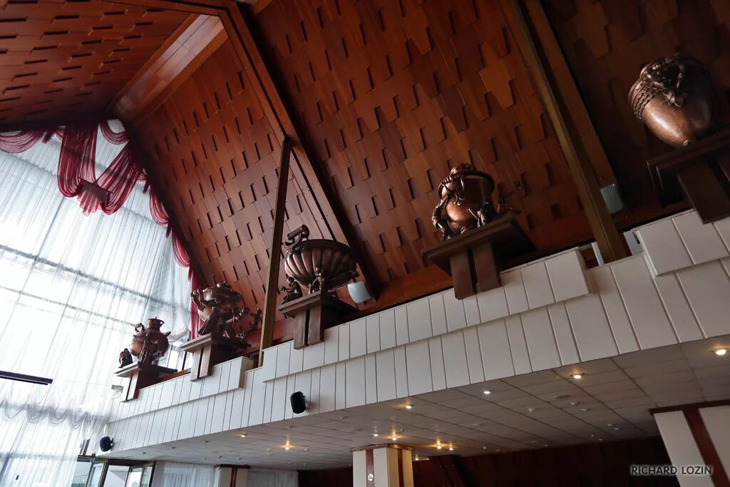 Суздаль гостиница фильм чародеи. Самоварный зал гтк суздаль. В каком городе снимали чародеи. Институт нуину в чародеях. Суздаль гостиница фильм чародеи.