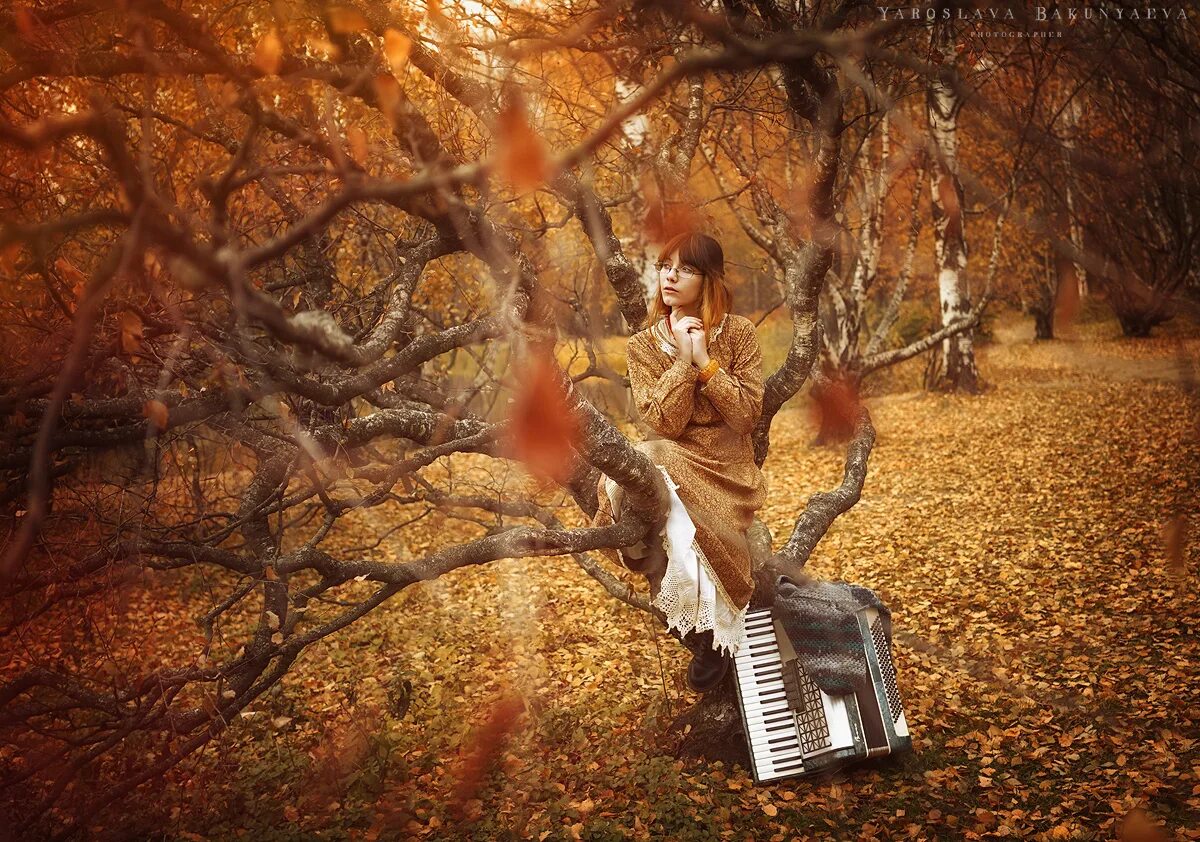 Слушать музыку листопадом гио. Осенний музыкант. Музыкальная осень. Поющая осень. Фотосессии с гитарой осень.