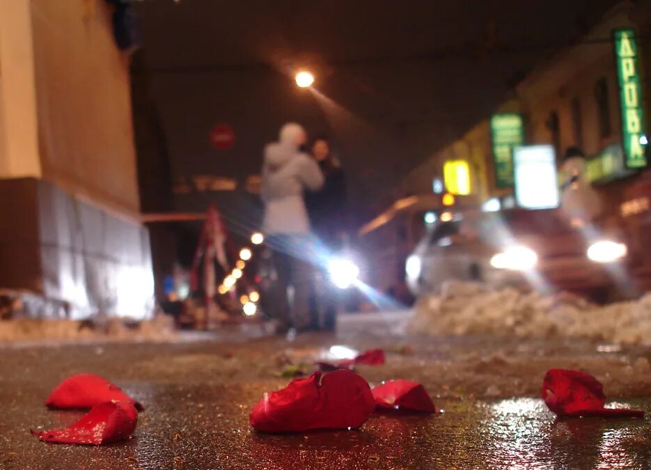 Растоптанная девушка. Ботинок топчет цветок. Растоптанная девушка. Растоптанная девушка. Ребенок топчет цветы.