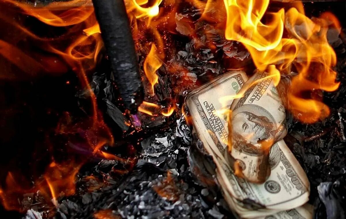Горящие деньги. Деньги в костре. Сжигание денег. Доллар горит. Рубль сгорит