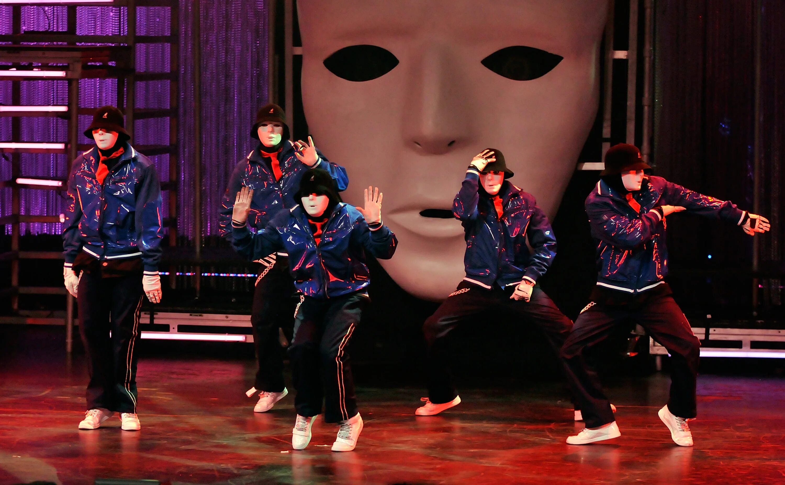 Группа крю танцы. Группа Jabbawockeez. Маска джабавокиз Jabbawockeez. Танцевальный коллектив Jabbawockeez. Jabbawockeez 2008.