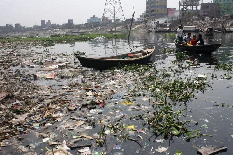 Буриганга река Бангладеш. Река Буриганга Бангладеш загрязнение. Река Цитарум. Река Цитарум Индонезия.