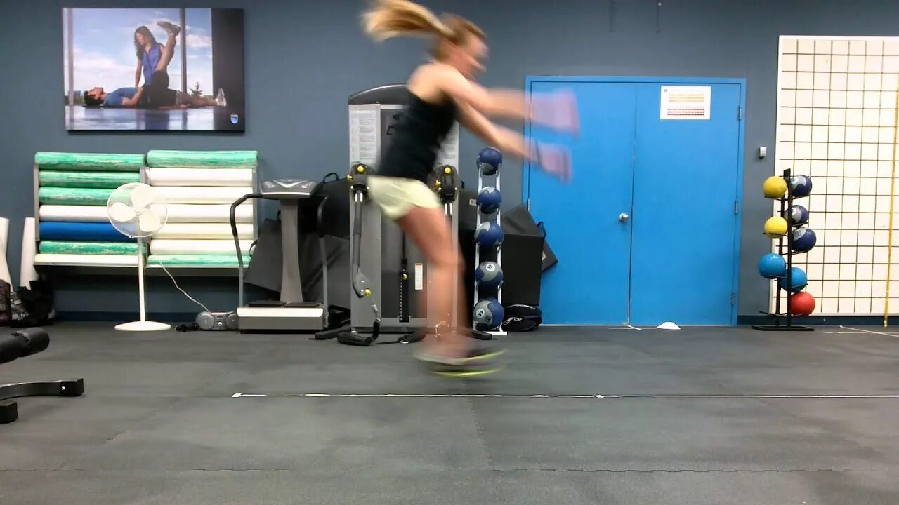 Stand long. Standing long jump. лонг джамп кострома ерохова. лонг джамп с шорта на стул. standing long jump test.