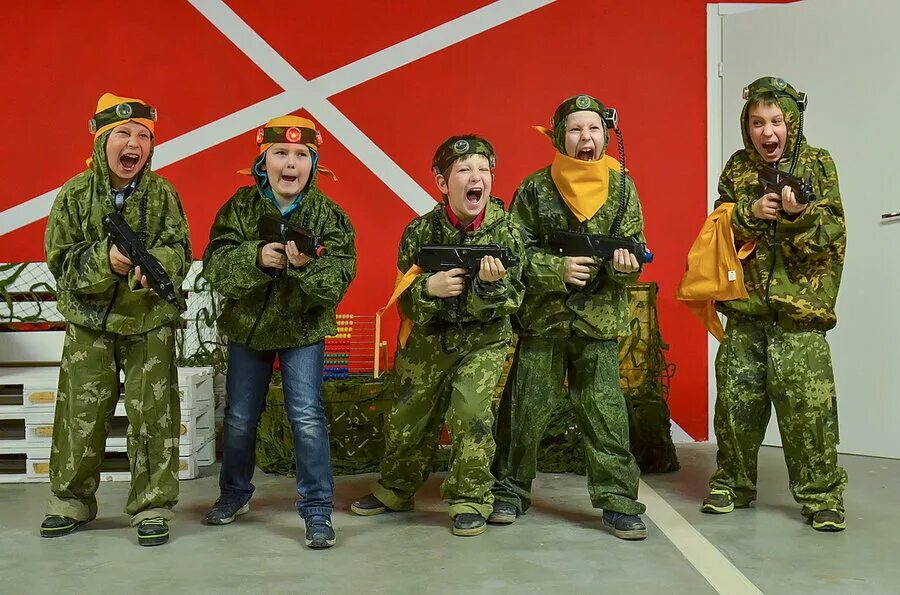 крытая площадка для лазертага. лазертаг фокс спб. лазертаг питерлэнд. лазертаг спб гранд каньон. питерлэнд лазертаг киберфокс.