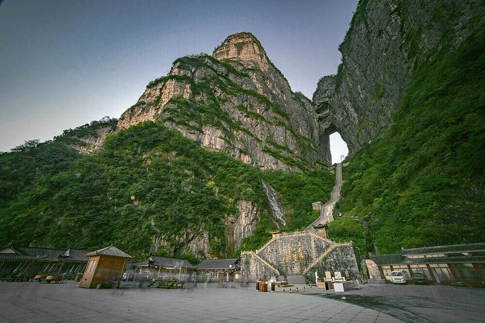 Небесная арка. Пещера небесные врата гора Тяньмэнь. Тяньмэнь небесные врата Китай. Национальный парк "гора Тяньмэнь", Китай. Национальный парк горы Тяньмэнь («небесные врата»).