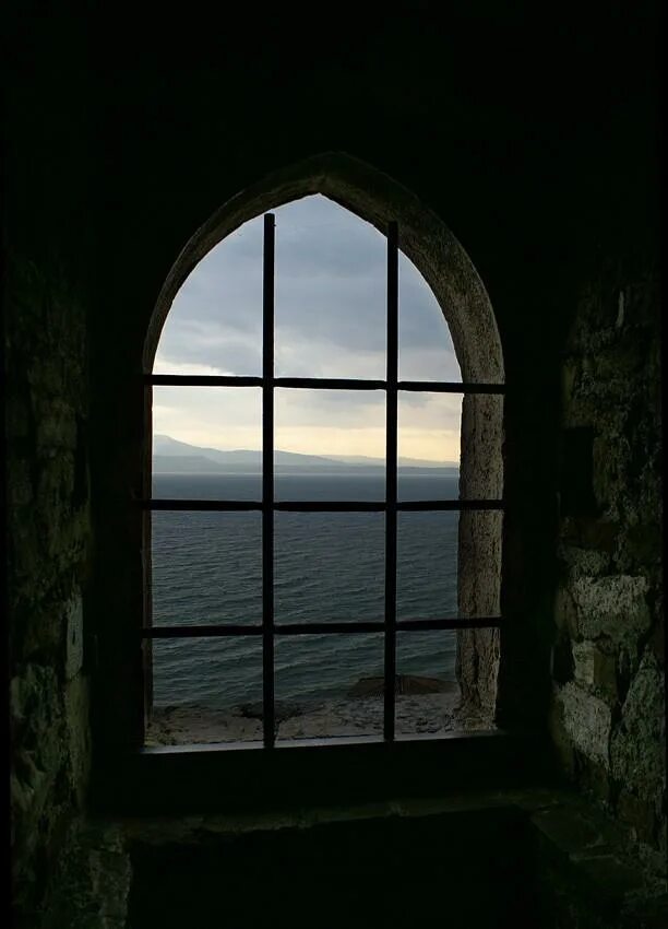 В замках были окна. Окно в замке. Окно в крепости. В темнице в окно. Вид из окна замка.