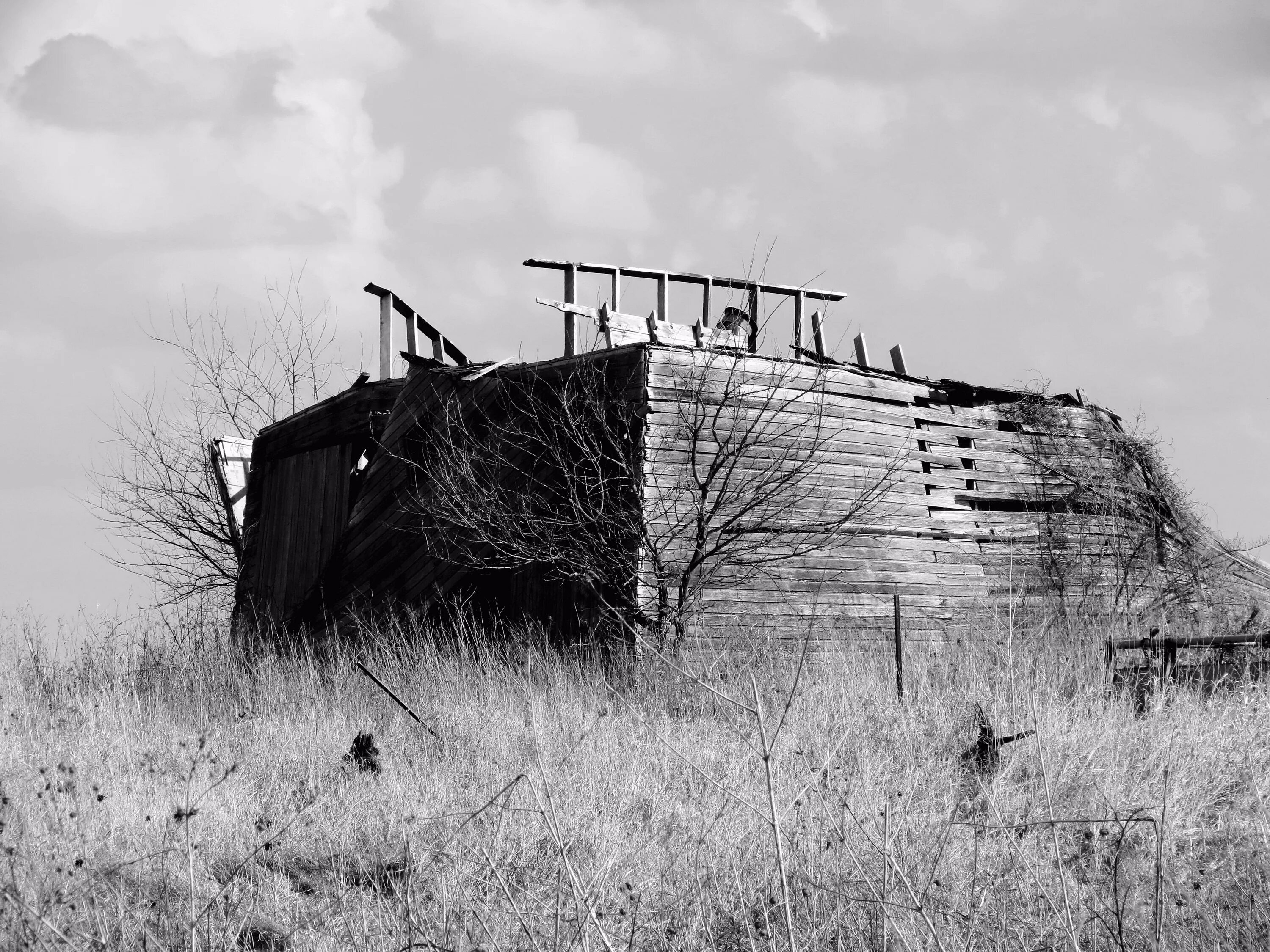 Покинутый. Заброшенная стройка. destroyed bunker. картинки старых домов черно белые разрушенные. покинутый всеми картинка.