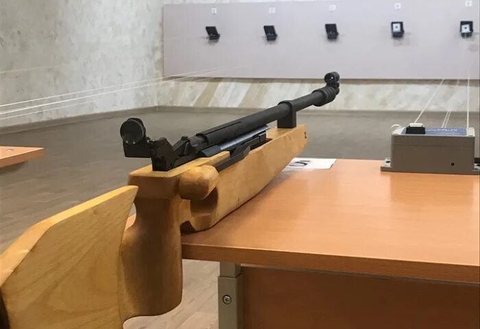 Электронная стрельба гто. Пулевая стрельба из пневматической винтовки. Стрельба из пневматической винтовки. Стол для стрельбы из пневматической винтовки. Стрельба из электронного оружия.