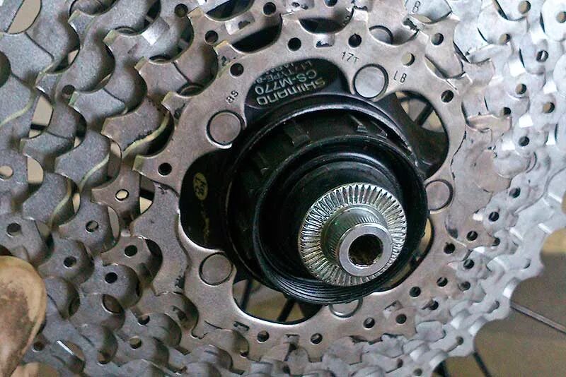 Заднее колесо велосипеда кассета. Барабан кассеты Shimano. Задние втулки шимано отличаются. Втулка заднего колеса велосипеда кассета Shimano. Подшипник кассеты велосипеда stels.