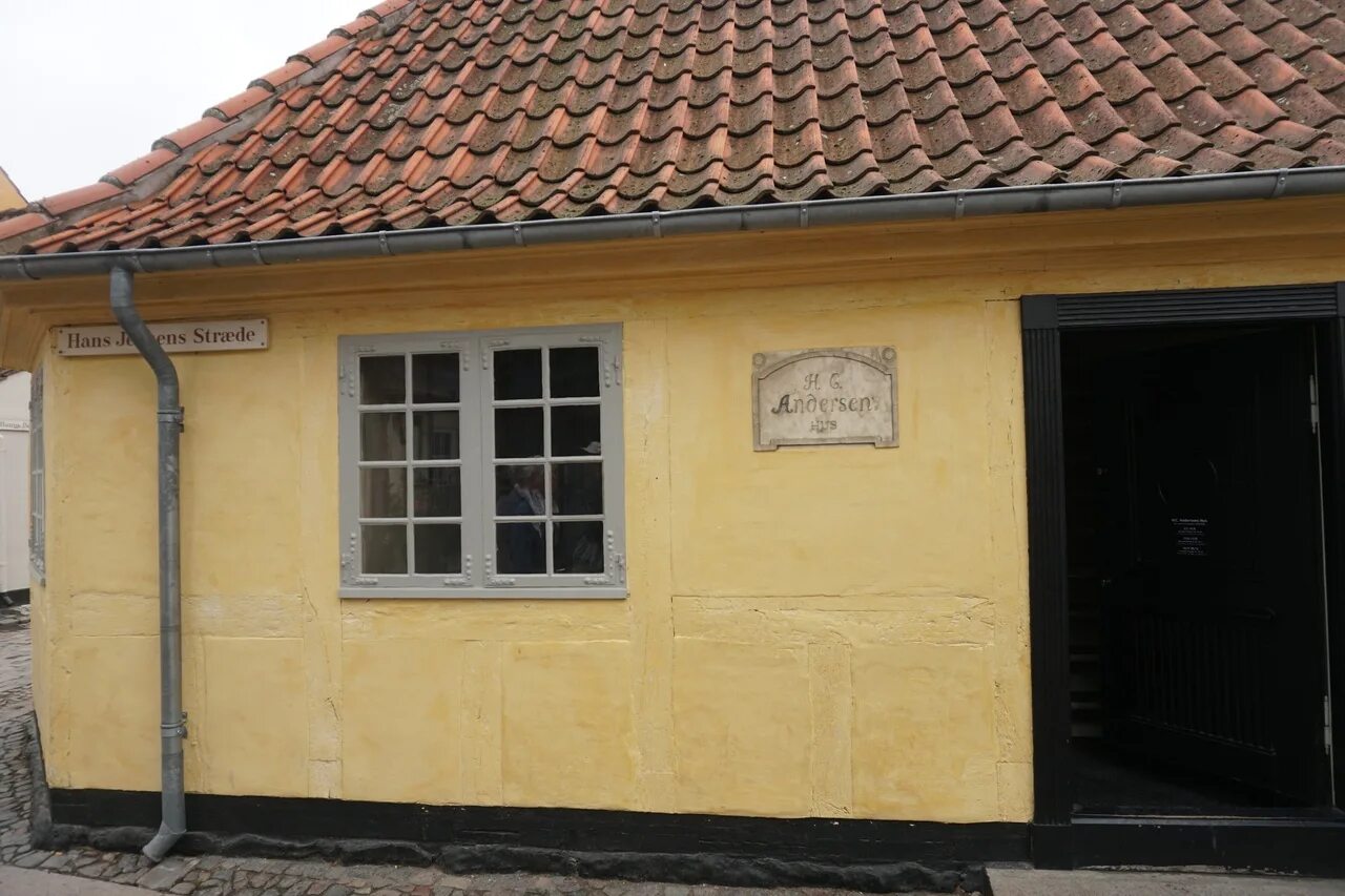 Где жил ганс. Дом в котором родился Андерсен. Дом музей Ханс Кристиан Андерсен.